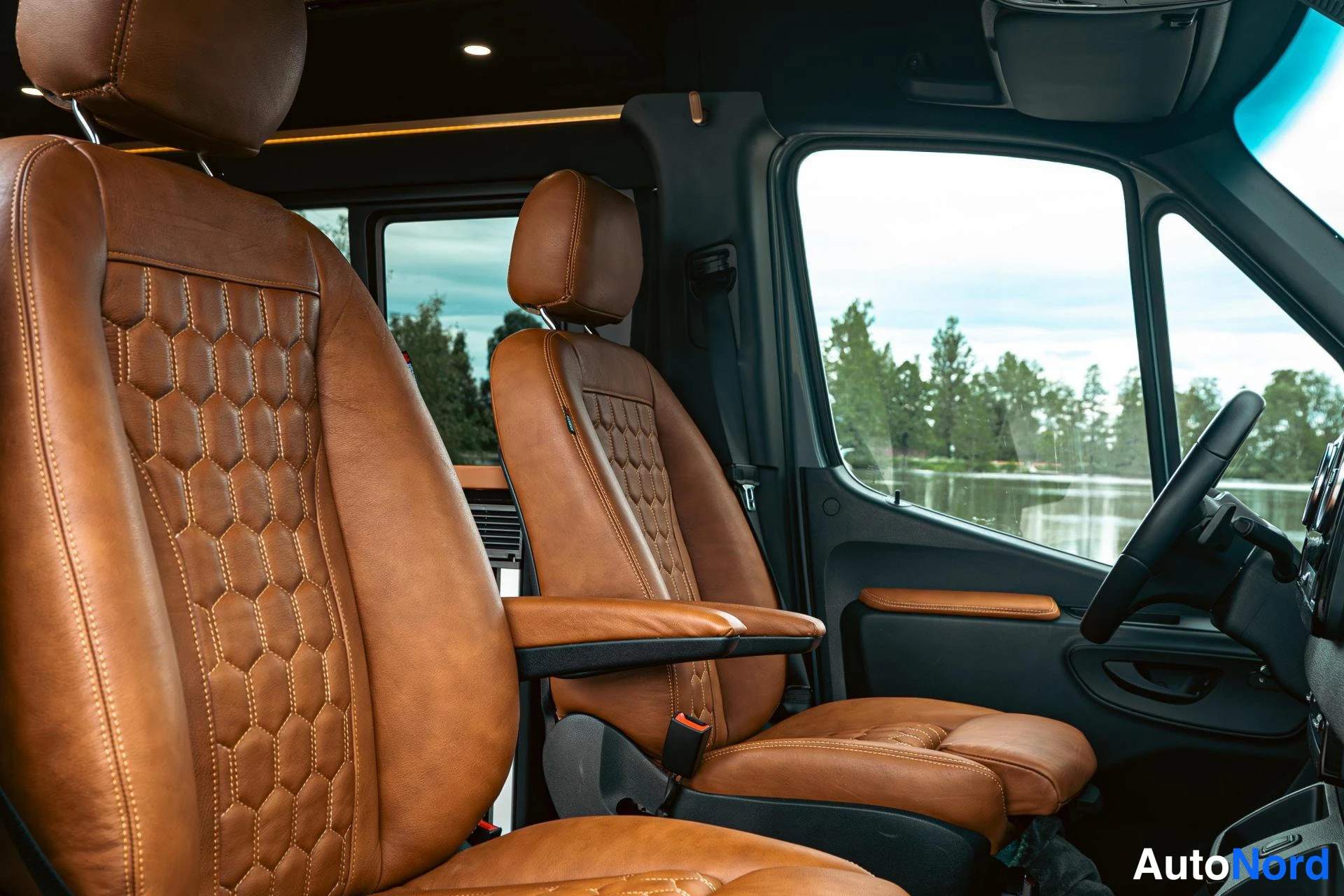 Hopea Mercedes-Benz Sprinter 2023, etuistuimet, kuva 6