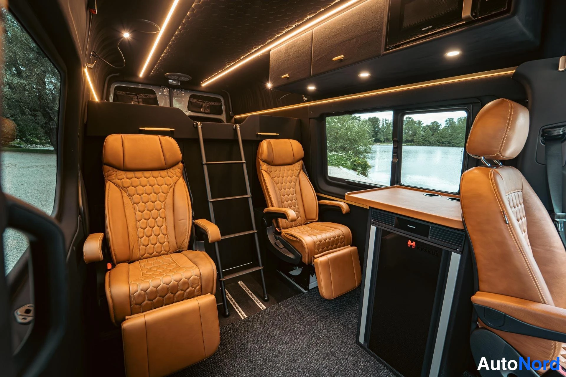 Hopea Mercedes-Benz Sprinter 2023, ohjaamo, kuva 5
