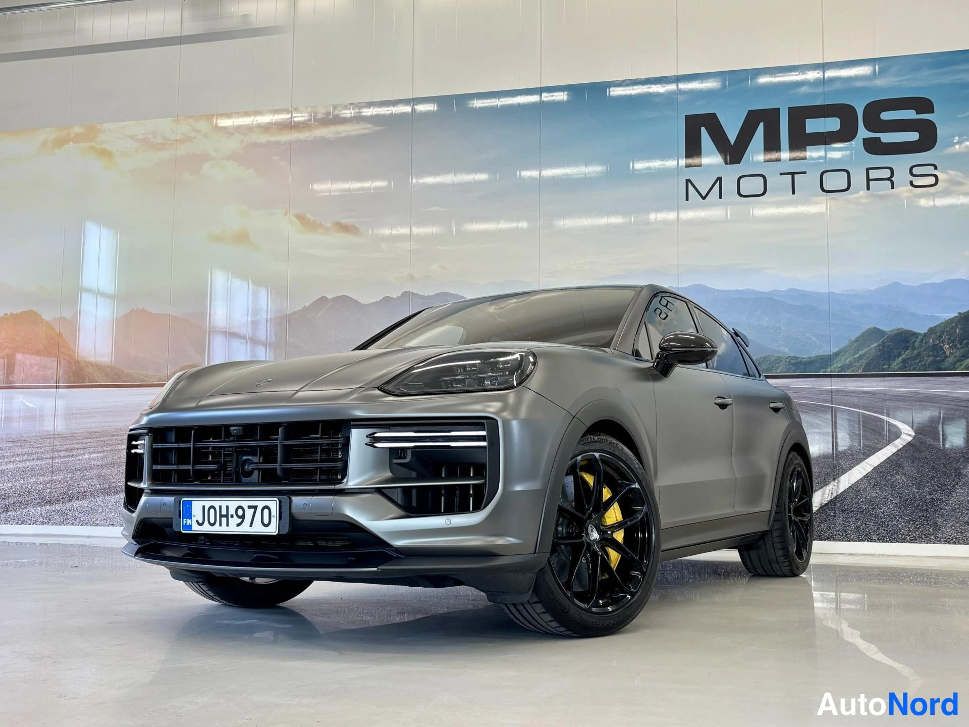 Grey Porsche Cayenne 2024, front three-quarter, nose to the left, photo 2