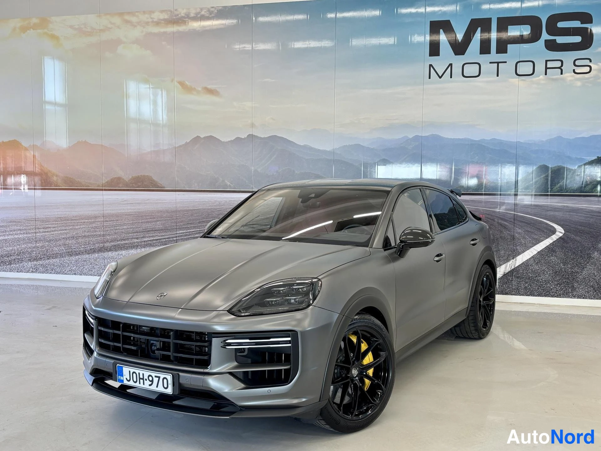 Grey Porsche Cayenne 2024, front three-quarter, nose to the left, photo 6