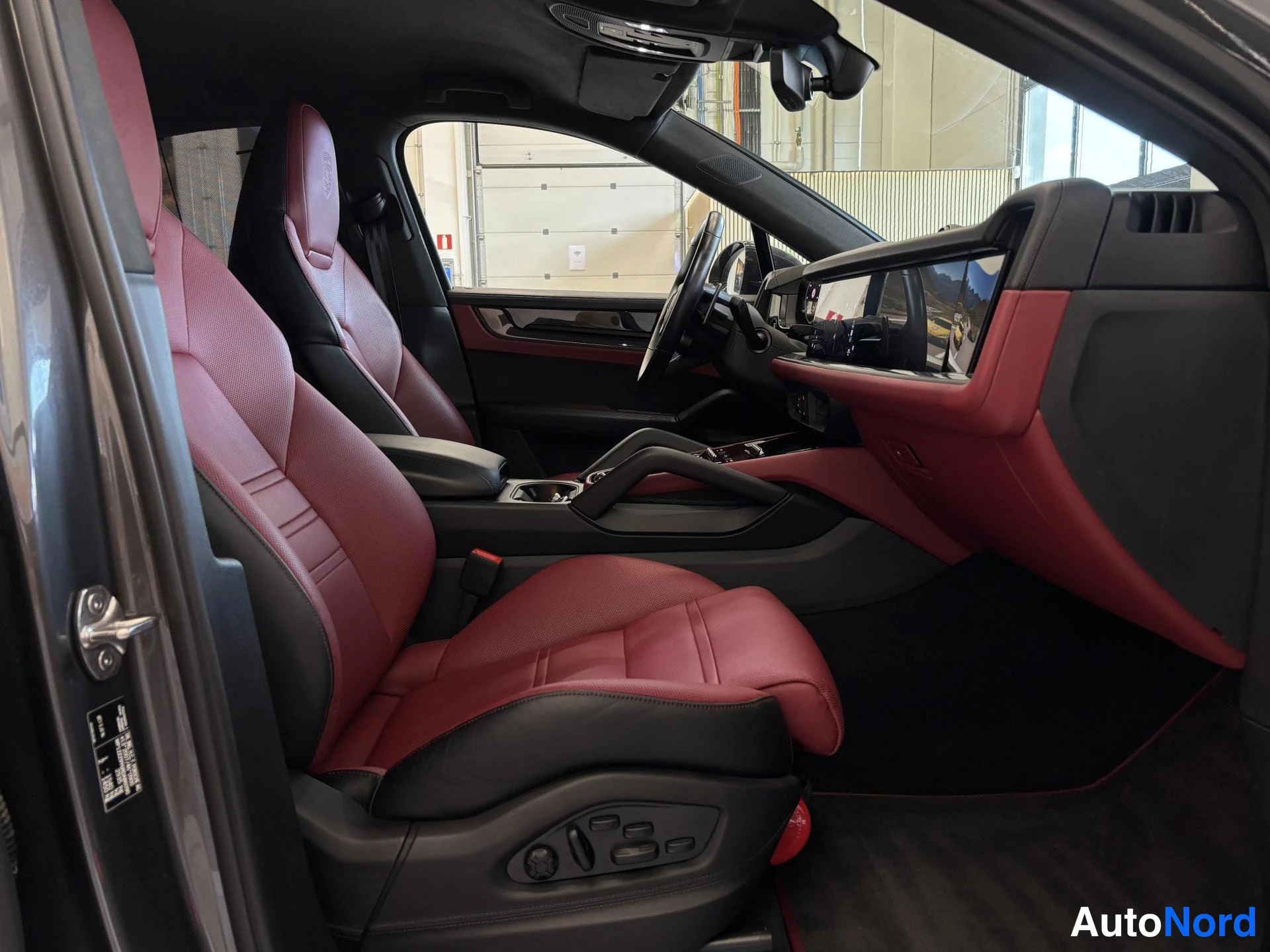 Grey Porsche Cayenne 2024, front seats, photo 20