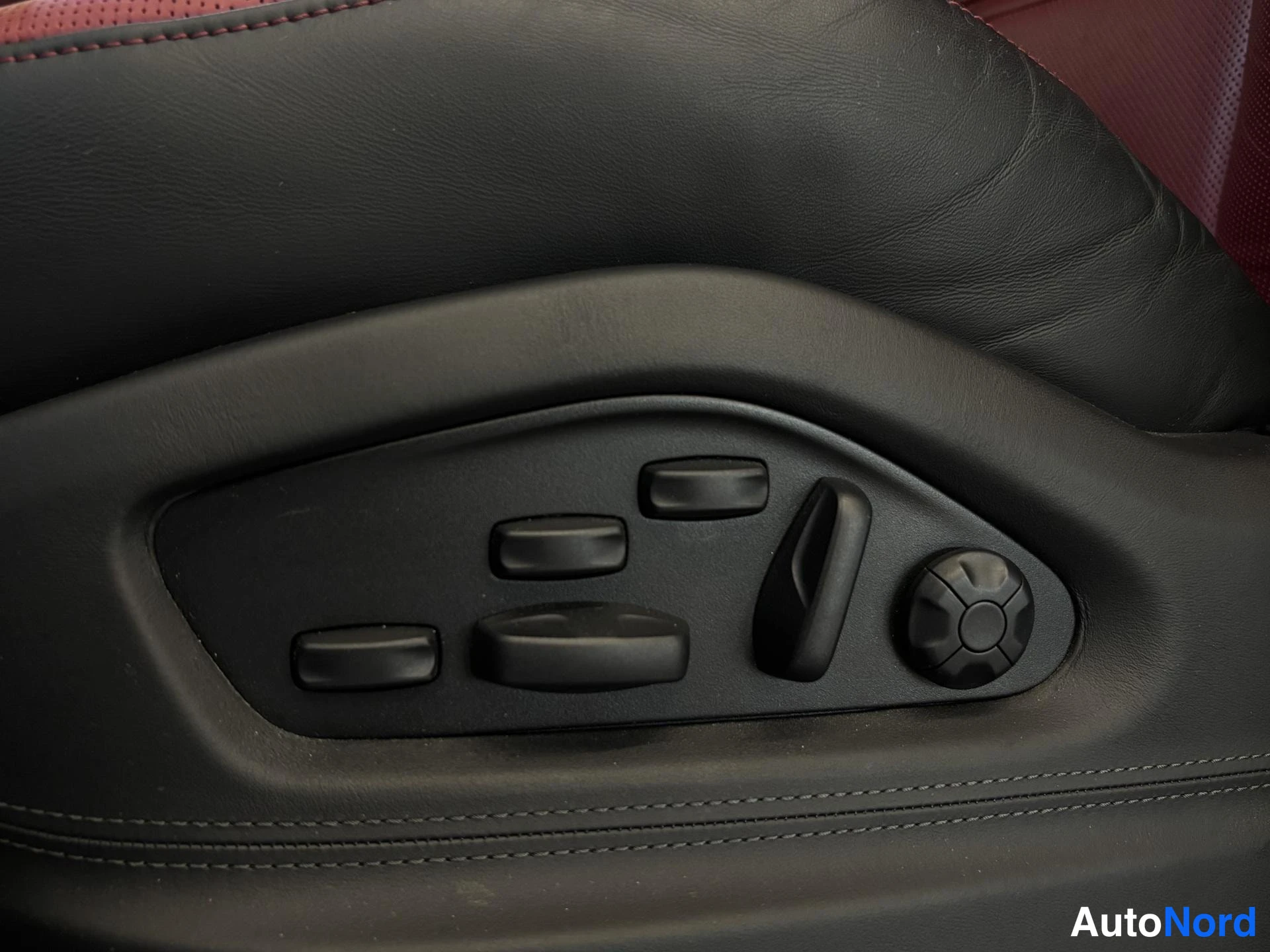 Grey Porsche Cayenne 2024, detail, photo 22