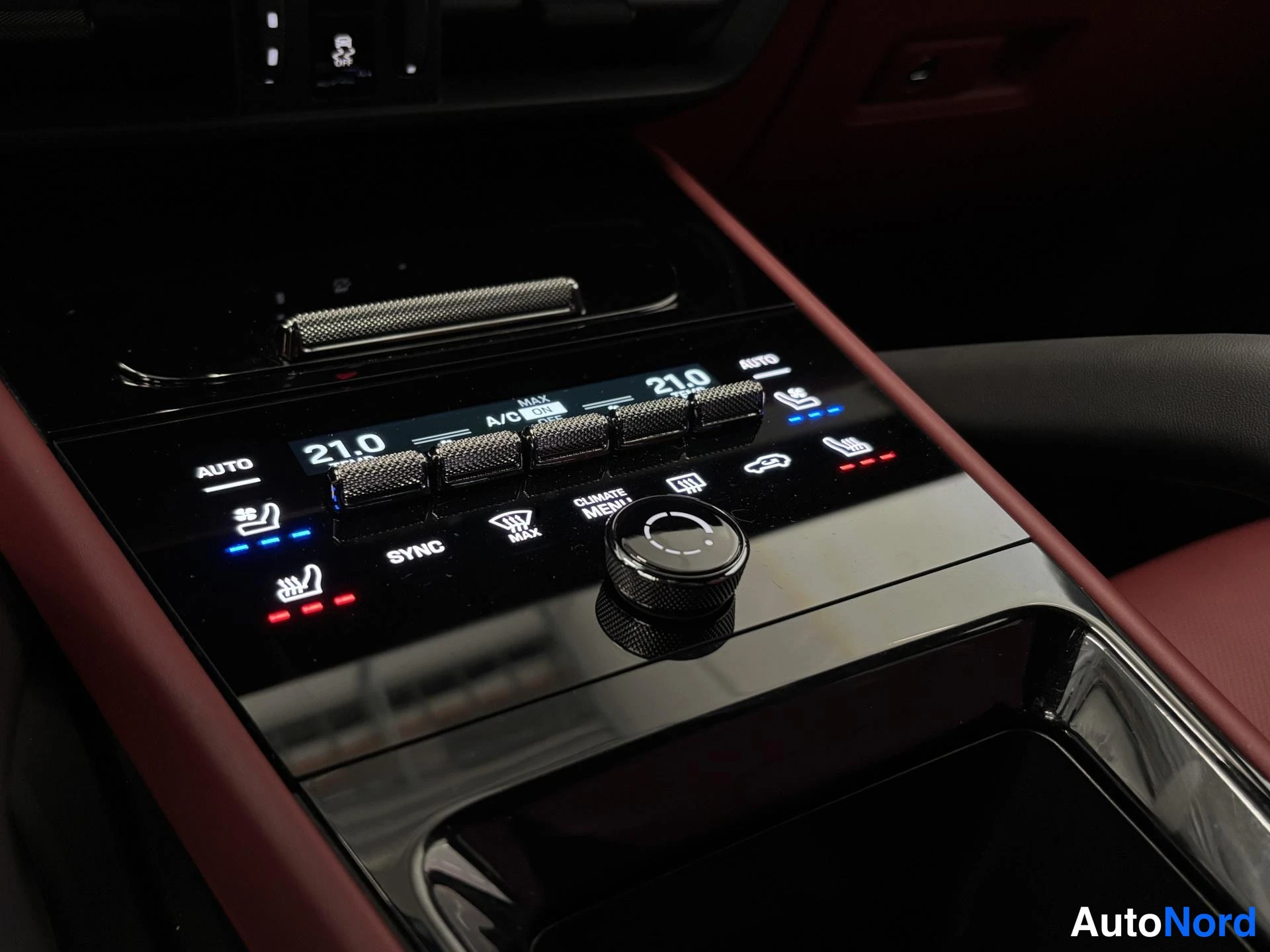 Grey Porsche Cayenne 2024, detail, photo 26