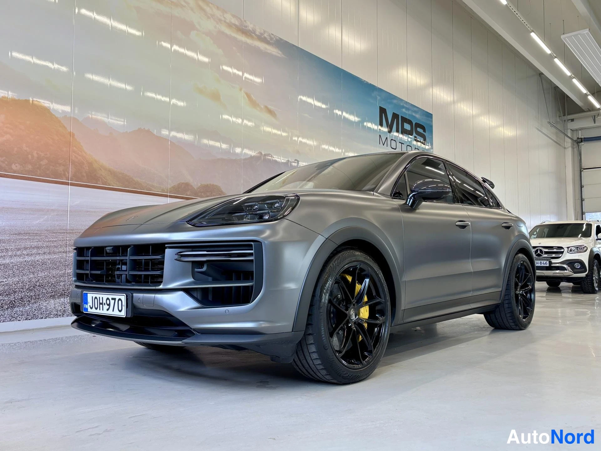 Grey Porsche Cayenne 2024, front three-quarter, nose to the left, photo 3