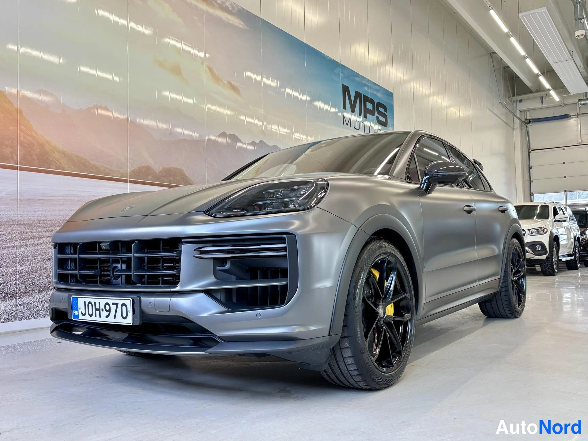 Grey Porsche Cayenne 2024, front three-quarter, nose to the left, photo 4