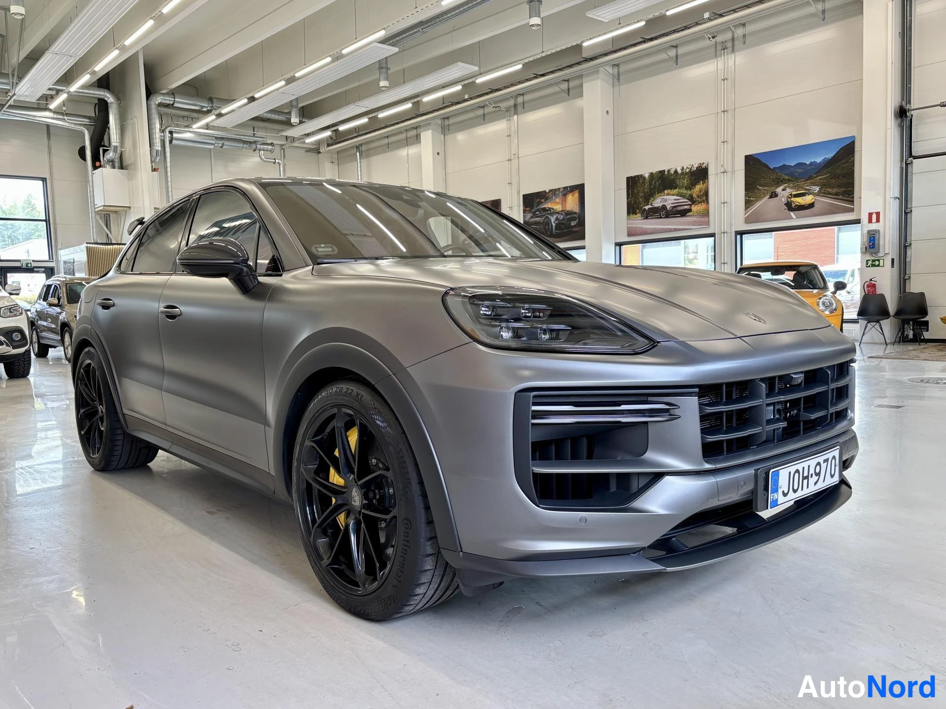 Grey Porsche Cayenne 2024, front three-quarter, nose to the right, photo 7