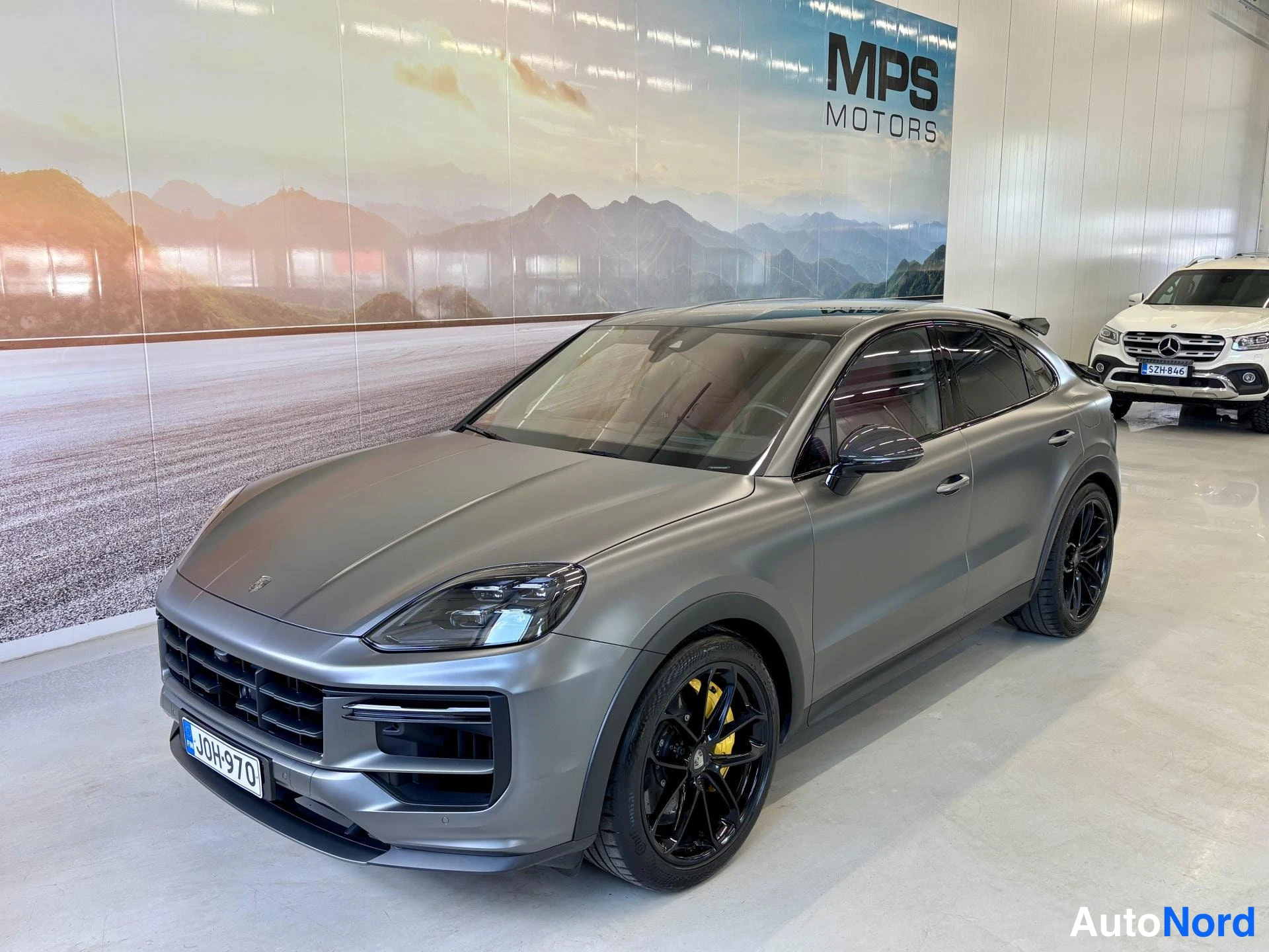 Grey Porsche Cayenne 2024, front three-quarter, nose to the left, photo 5
