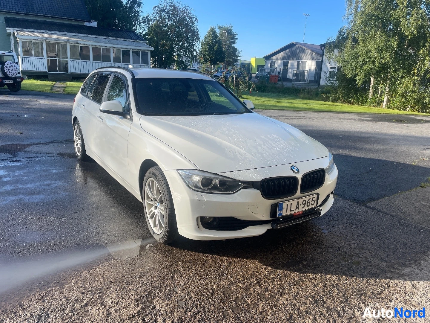 Valkoinen BMW 320d xDrive 2013, etuviisto, keula oikealle, kuva 2