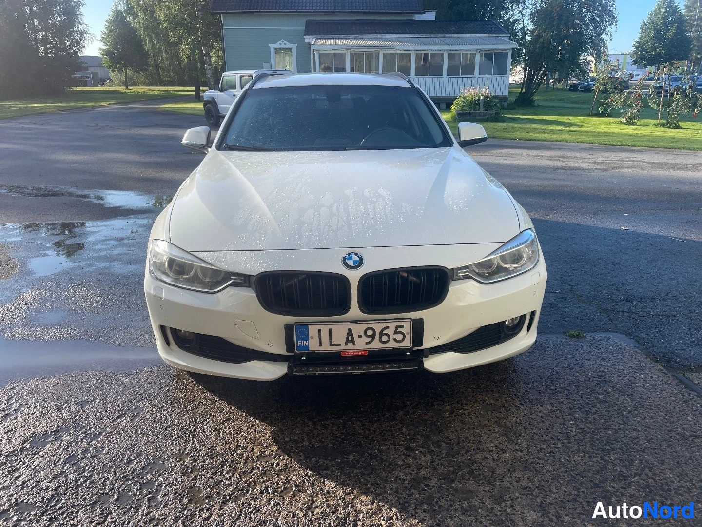 Valkoinen BMW 320d xDrive 2013, edestä, kuva 3