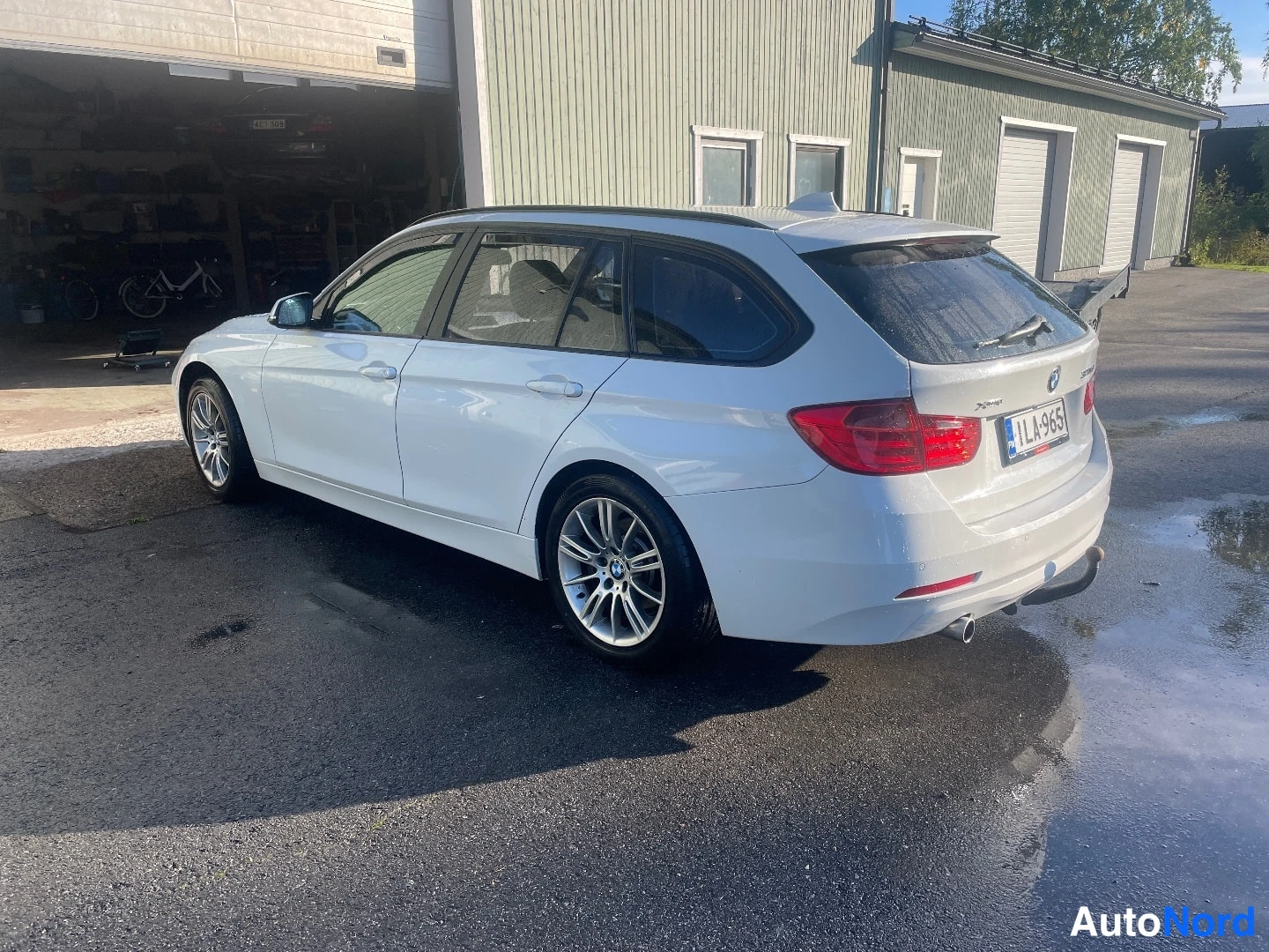 Valkoinen BMW 320d xDrive 2013, takaviisto, kuva 5