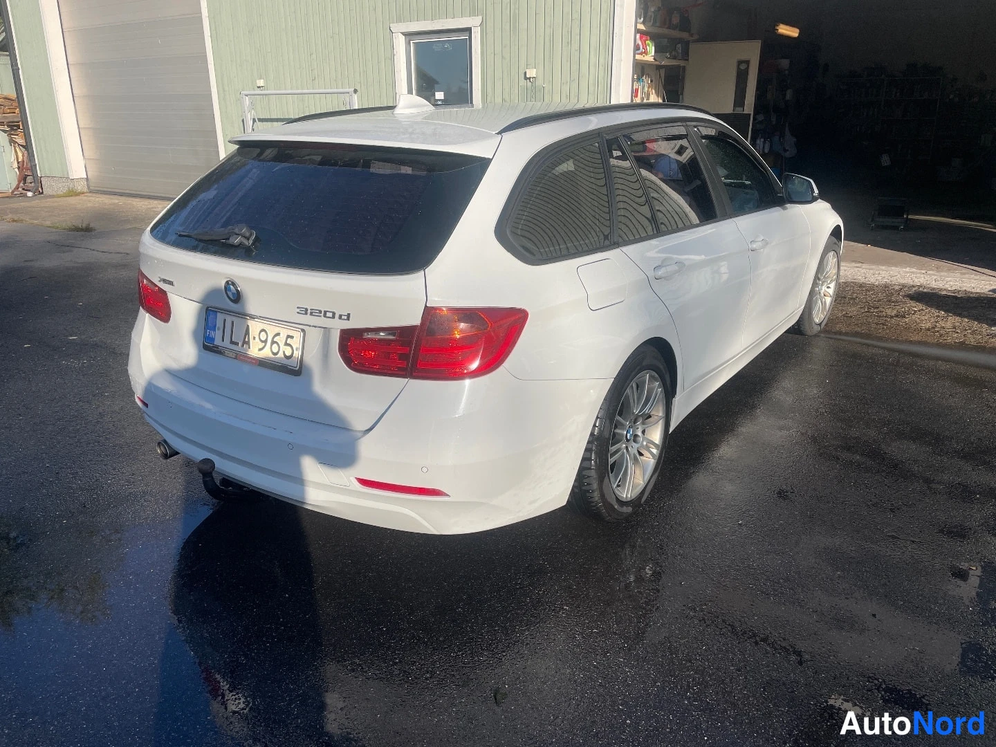 Valkoinen BMW 320d xDrive 2013, takaviisto, kuva 6