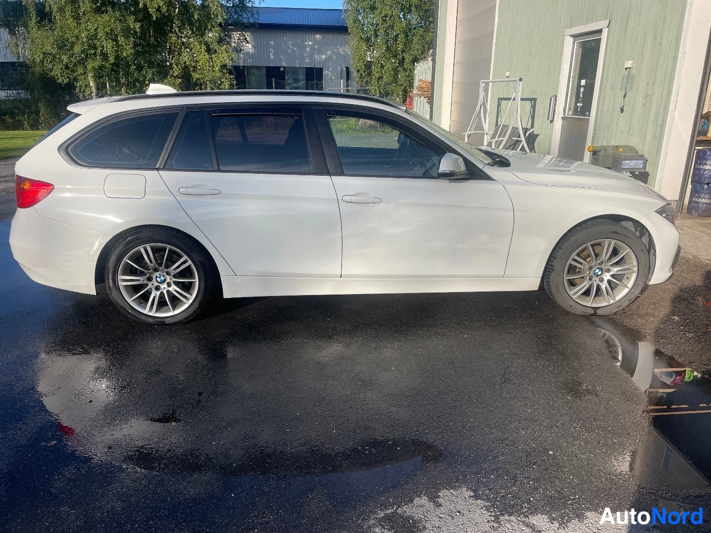 Valkoinen BMW 320d xDrive 2013, sivulta, kuva 4