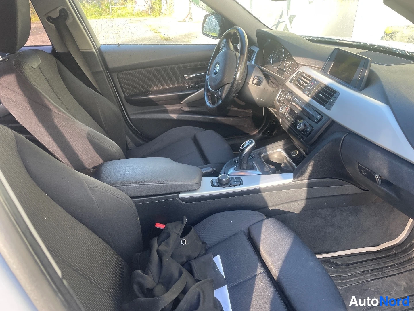 Valkoinen BMW 320d xDrive 2013, etuistuimet, kuva 8