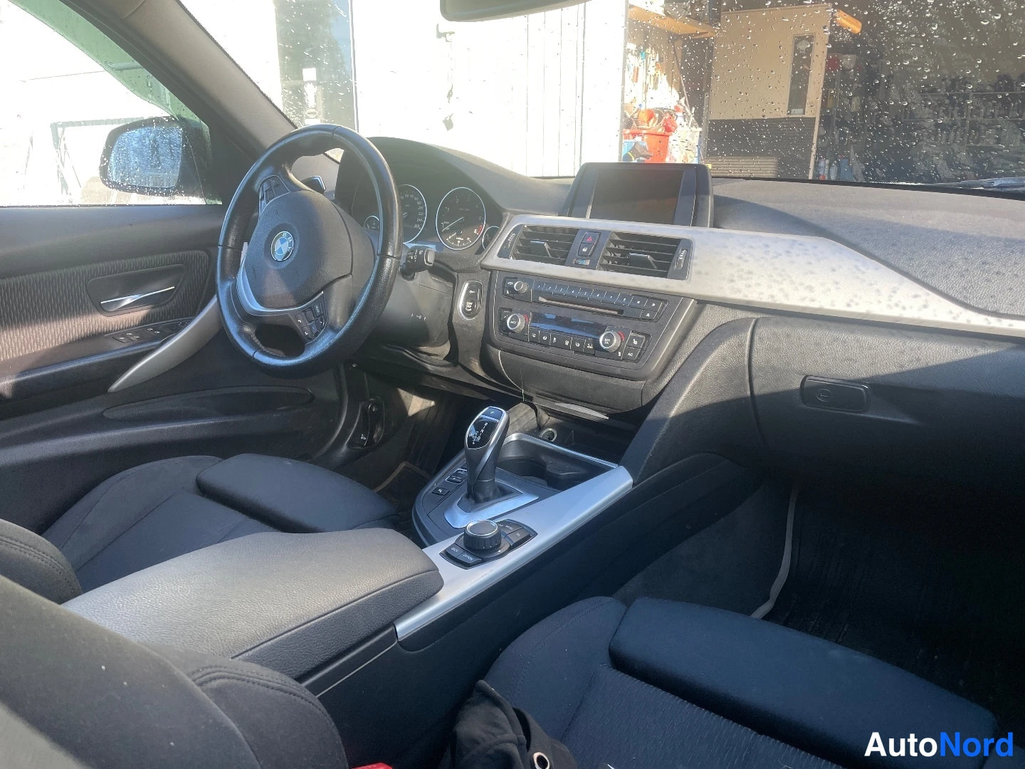Valkoinen BMW 320d xDrive 2013, ohjaamo, kuva 7