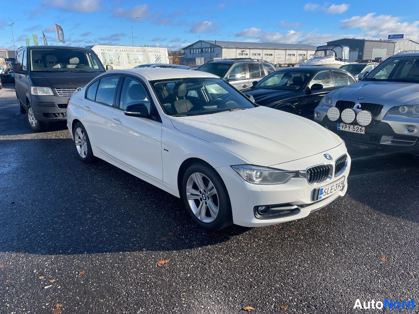 Valkoinen BMW 320d xDrive 2014, etuviisto, keula oikealle, kuva 2