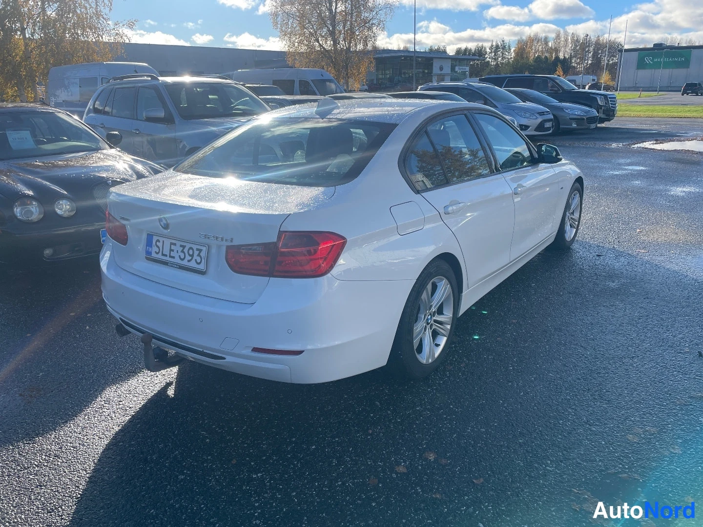 Valkoinen BMW 320d xDrive 2014, takaviisto, kuva 3