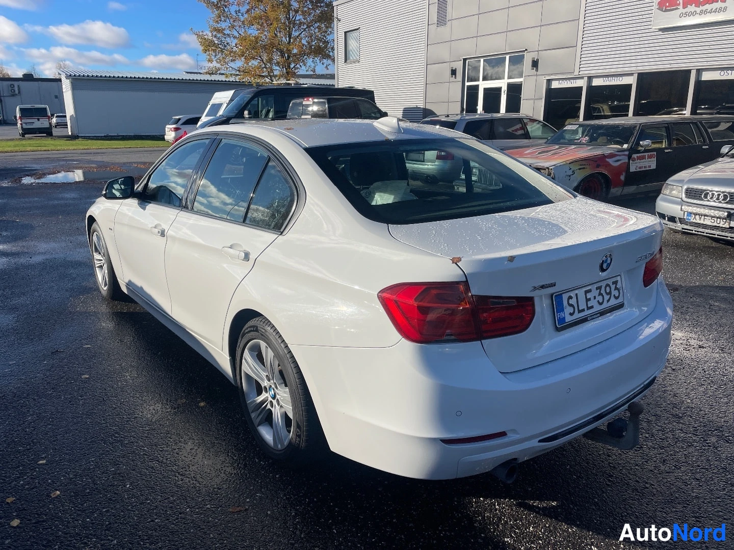 Valkoinen BMW 320d xDrive 2014, takaviisto, kuva 4