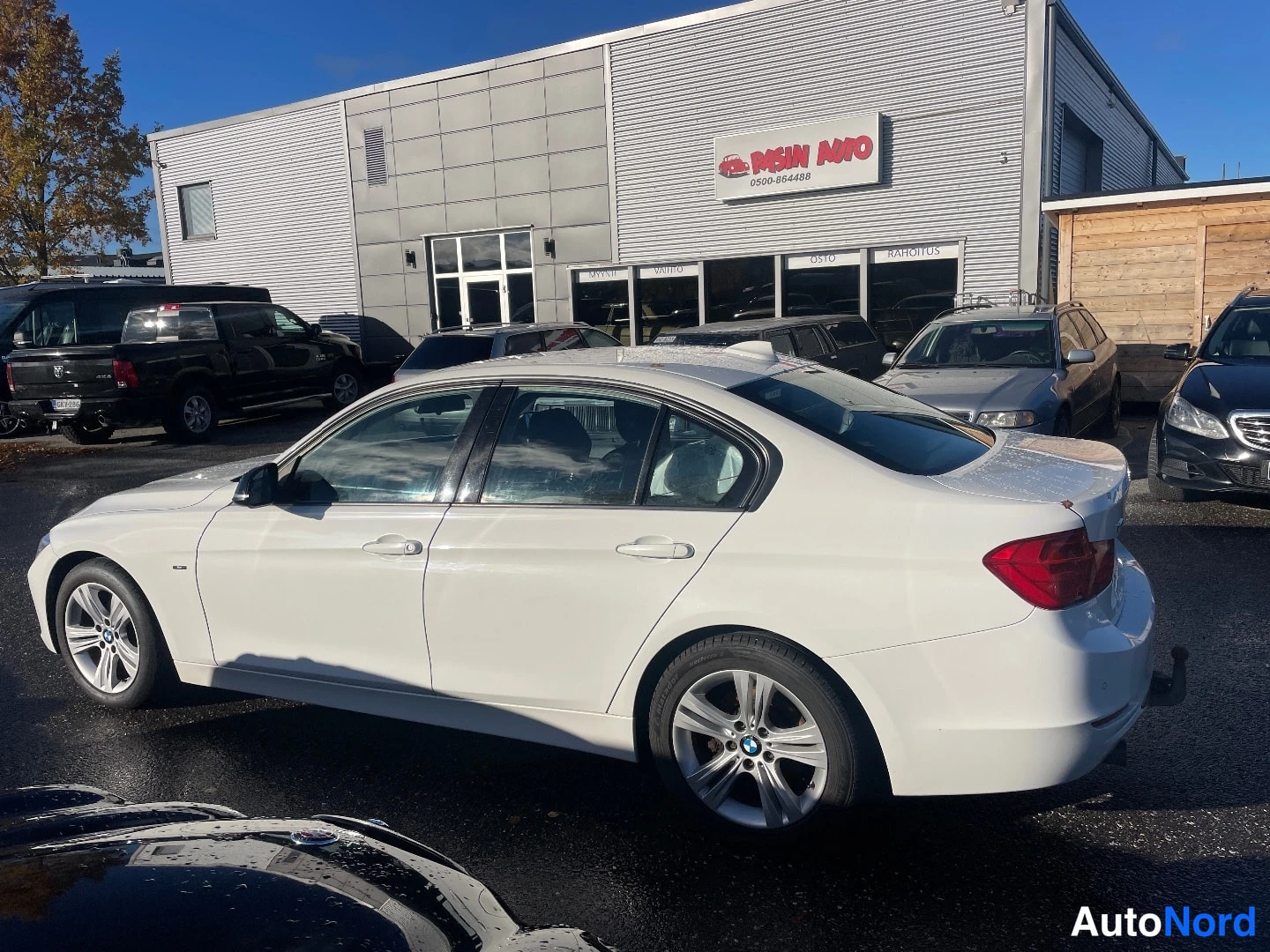 Valkoinen BMW 320d xDrive 2014, takaviisto, kuva 5