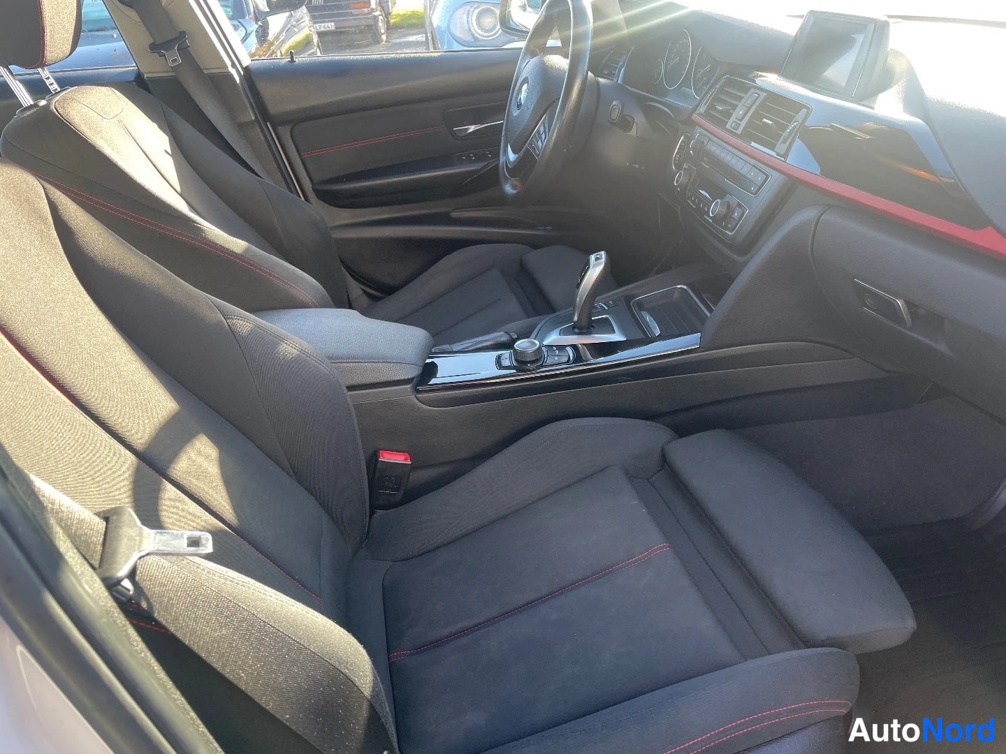 Valkoinen BMW 320d xDrive 2014, etuistuimet, kuva 8