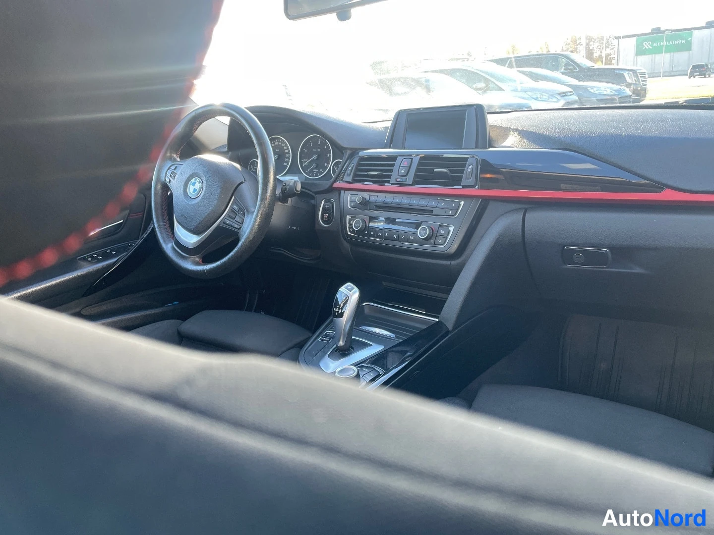 Valkoinen BMW 320d xDrive 2014, ohjaamo, kuva 6