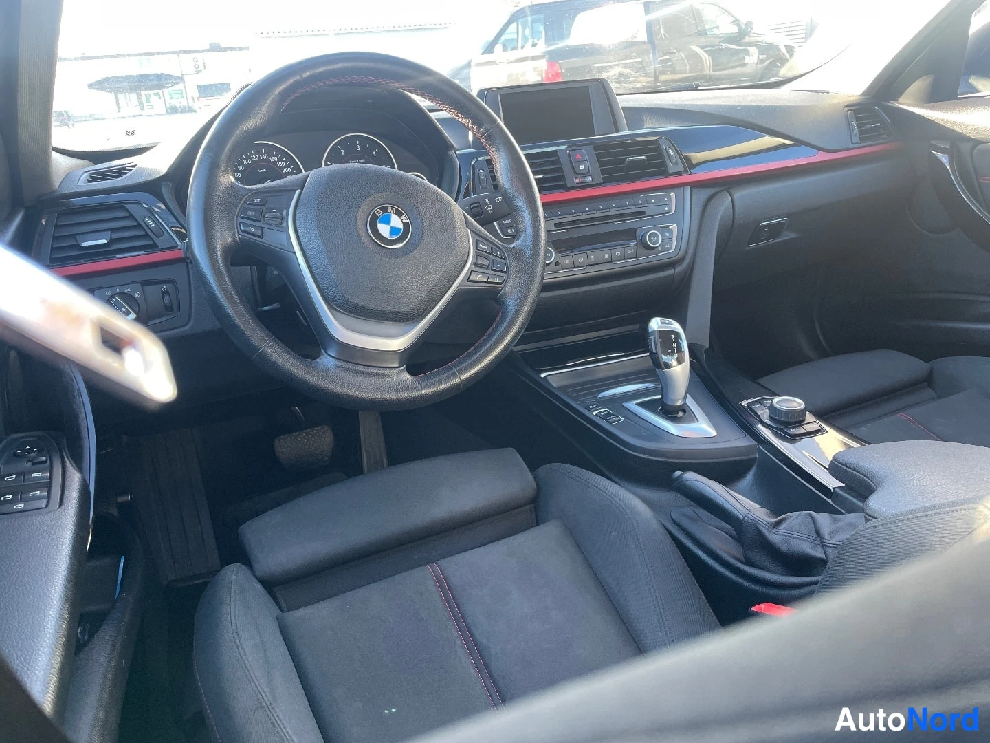 Valkoinen BMW 320d xDrive 2014, ohjaamo, kuva 7