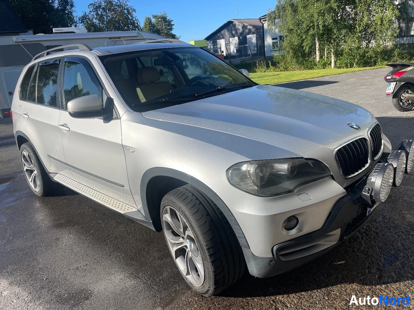 Harmaa BMW X5 xDrive30d 2007, etuviisto, keula oikealle, kuva 2
