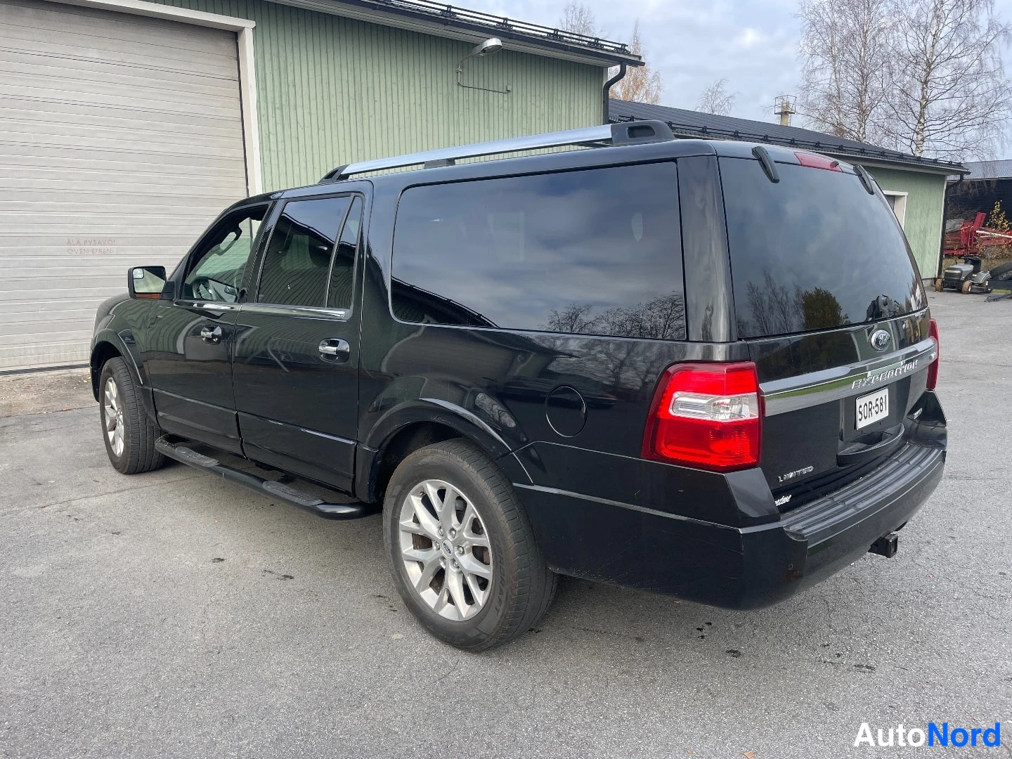 Musta Ford Expedition 2015, takaa, kuva 4