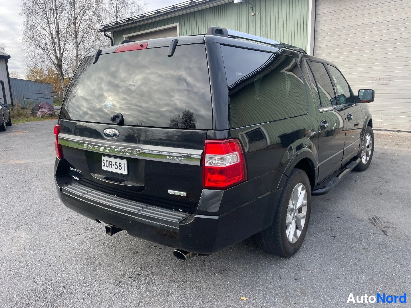 Musta Ford Expedition 2015, takaviisto, kuva 3