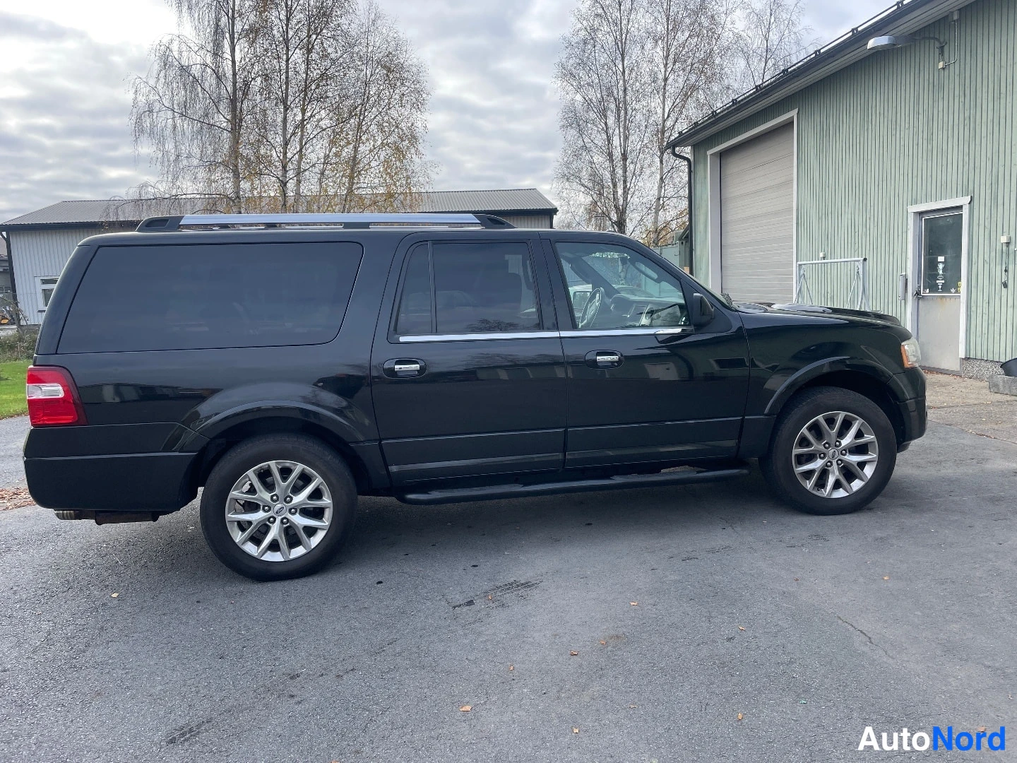 Musta Ford Expedition 2015, sivulta, kuva 2