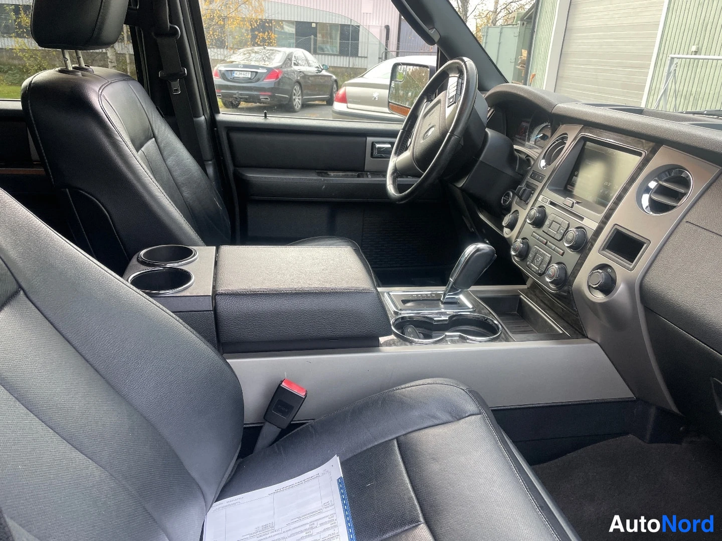 Musta Ford Expedition 2015, ohjaamo, kuva 5