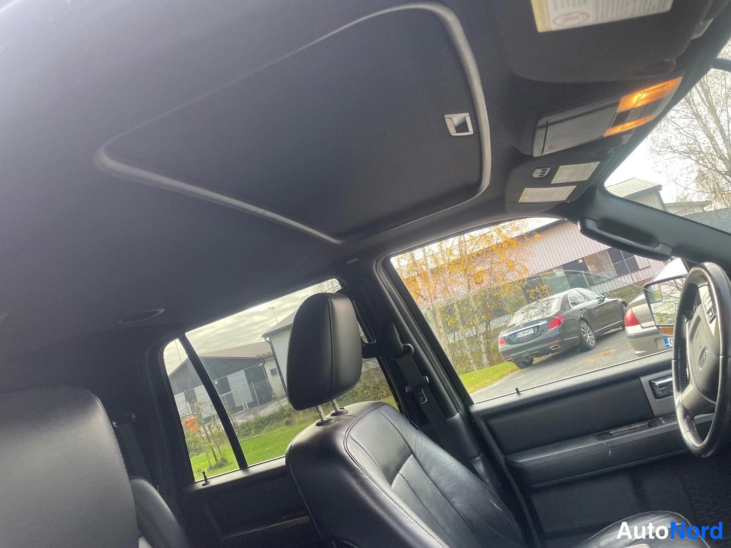 Musta Ford Expedition 2015, ohjaamo, kuva 7