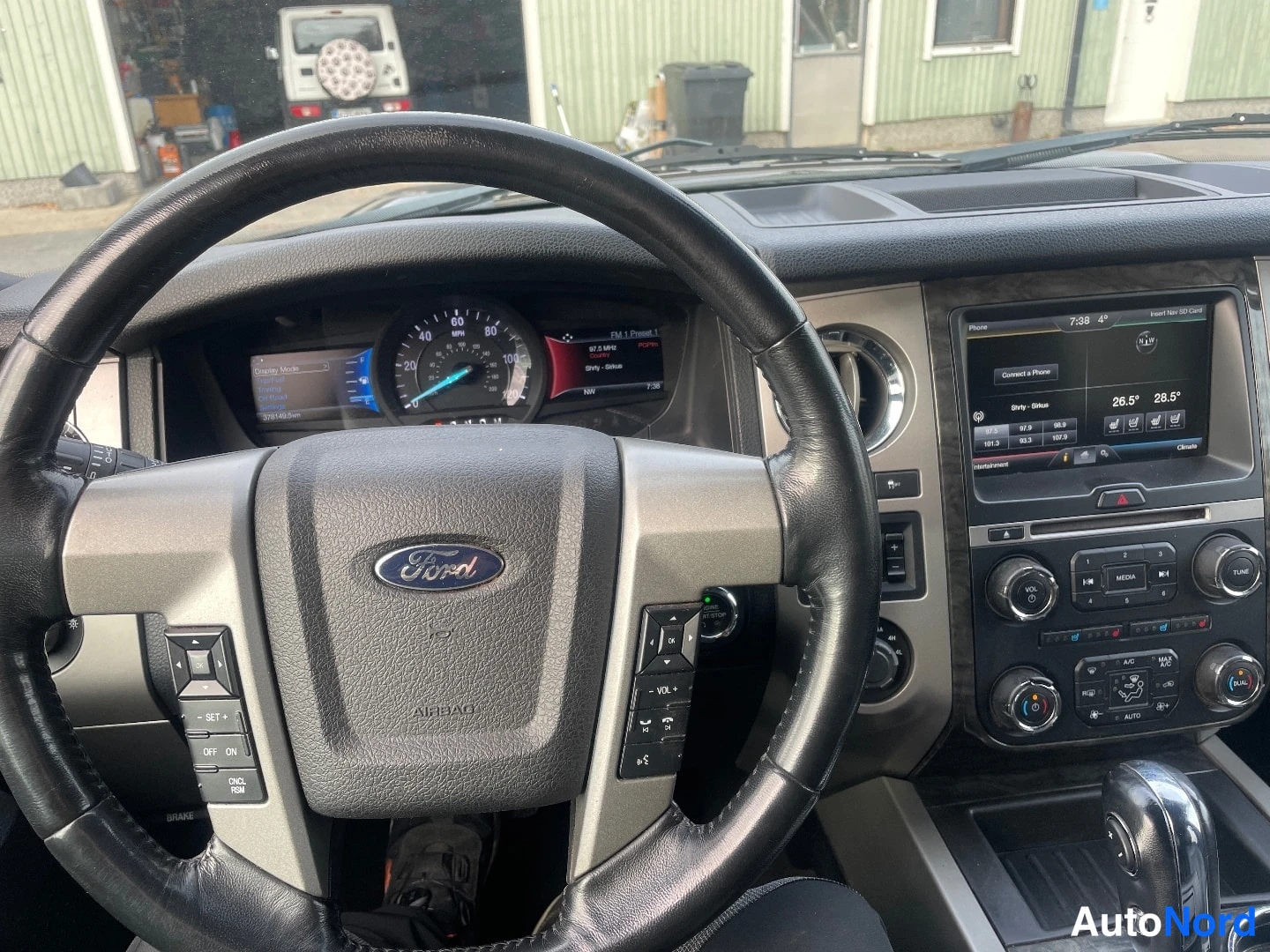 Musta Ford Expedition 2015, ohjaamo, kuva 6