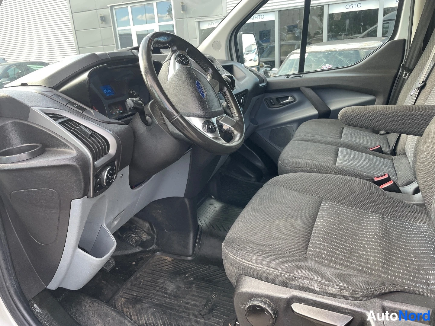Valkoinen Ford Transit Custom 2017, ohjaamo, kuva 6