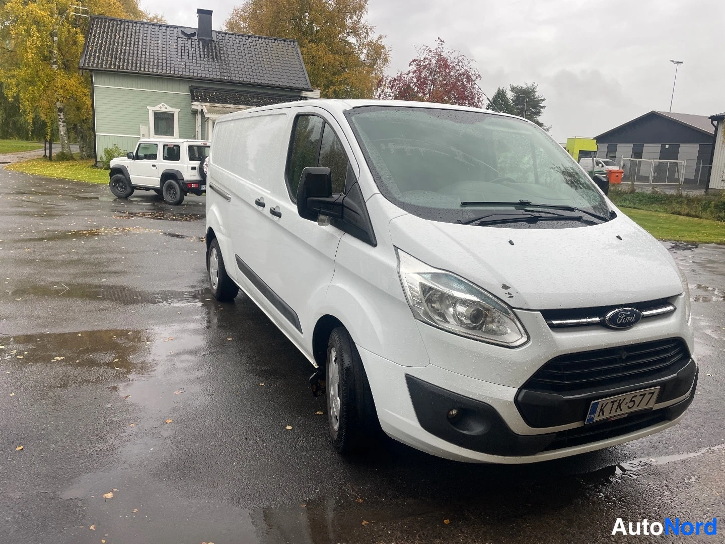 Valkoinen Ford Transit Custom 2013, etuviisto, keula oikealle, kuva 2