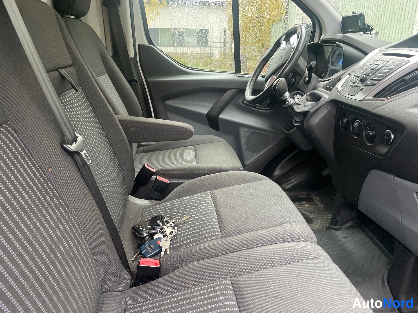 Valkoinen Ford Transit Custom 2013, etuistuimet, kuva 5