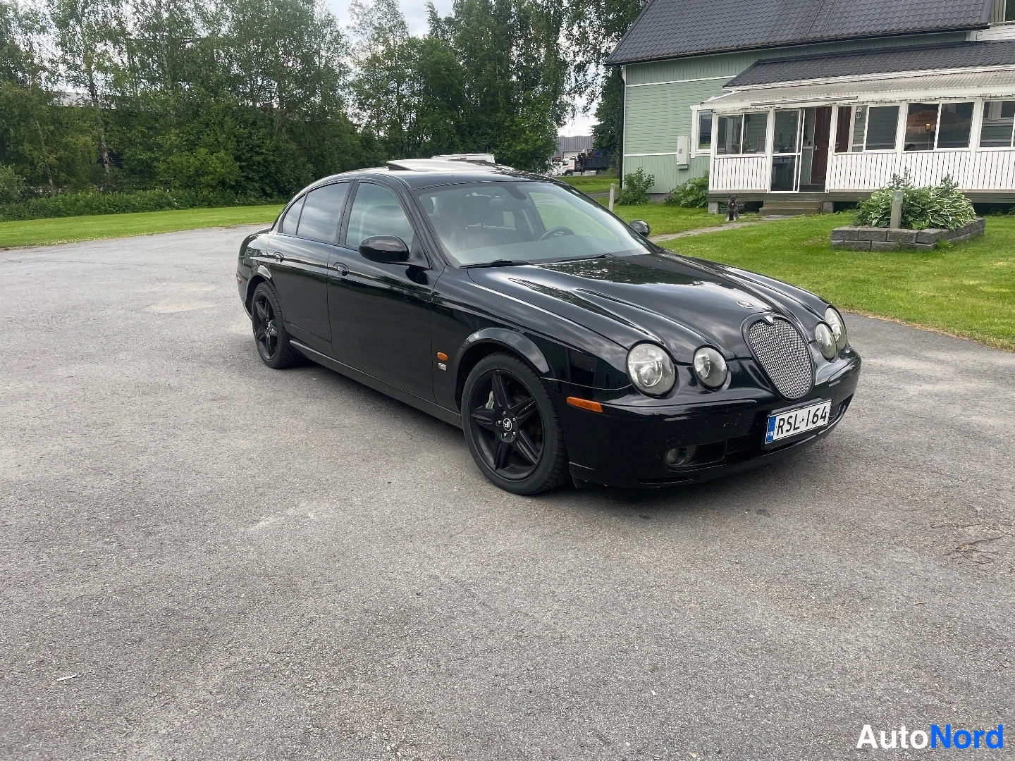 Musta Jaguar S-Type 2003, etuviisto, keula oikealle, kuva 3