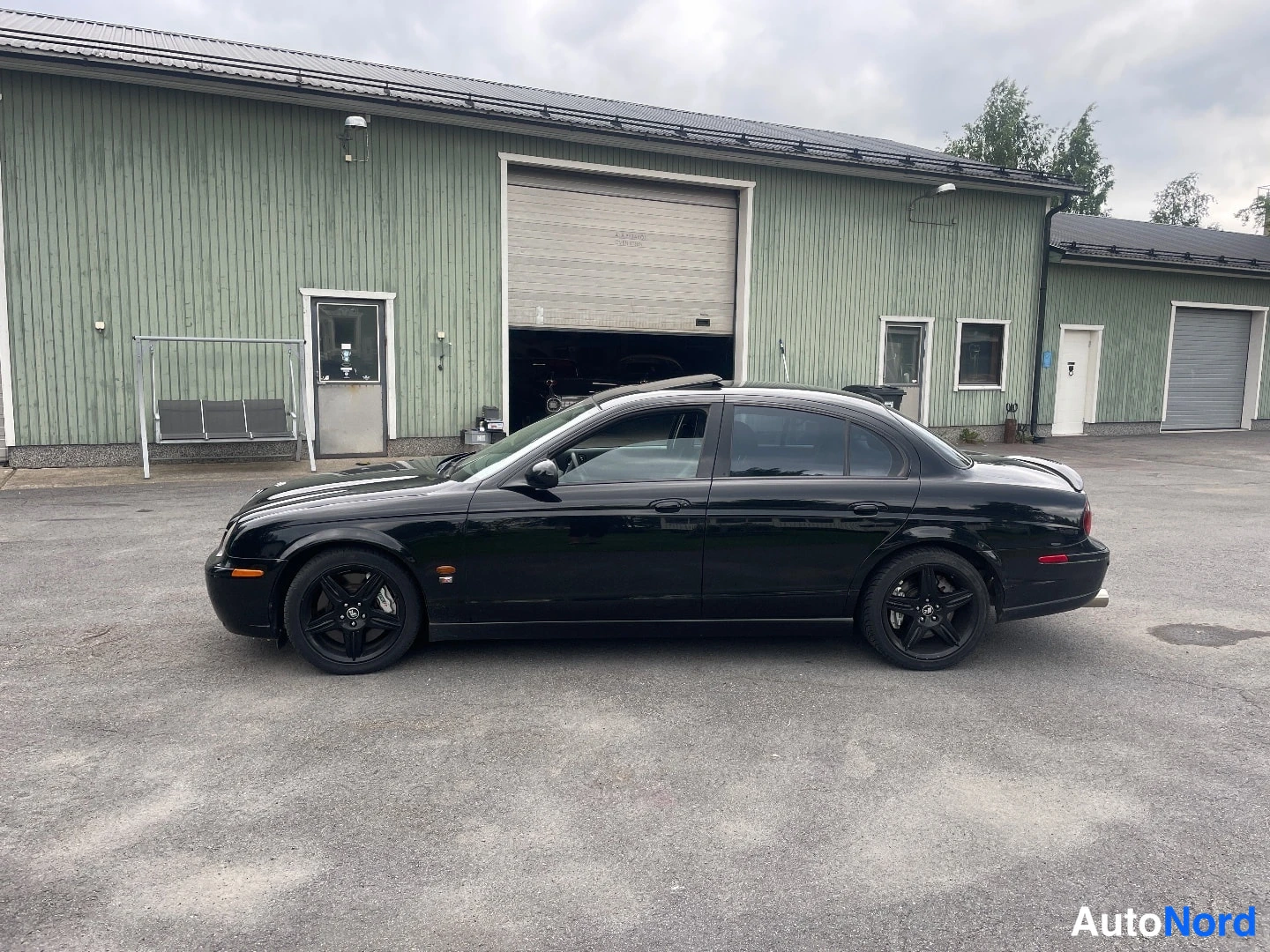 Musta Jaguar S-Type 2003, etuviisto, keula vasemmalle, kuva 2