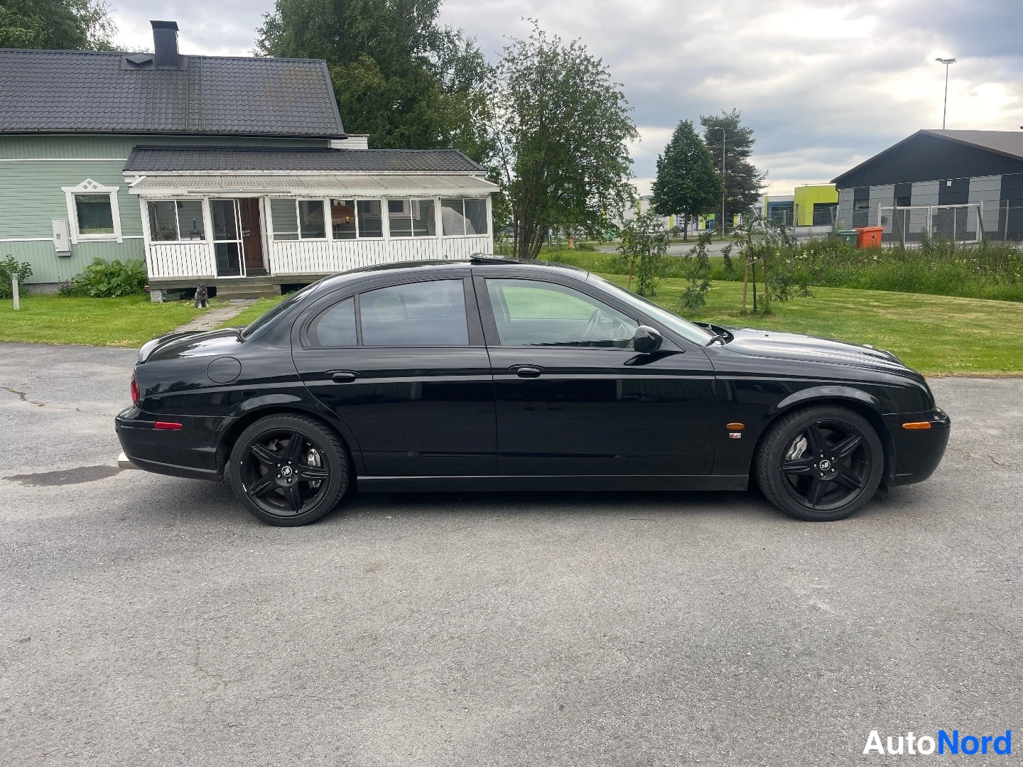 Musta Jaguar S-Type 2003, sivulta, kuva 4