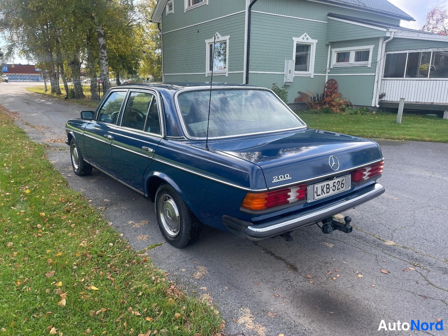 Sininen Mercedes-Benz 200 1984, takaviisto, kuva 6