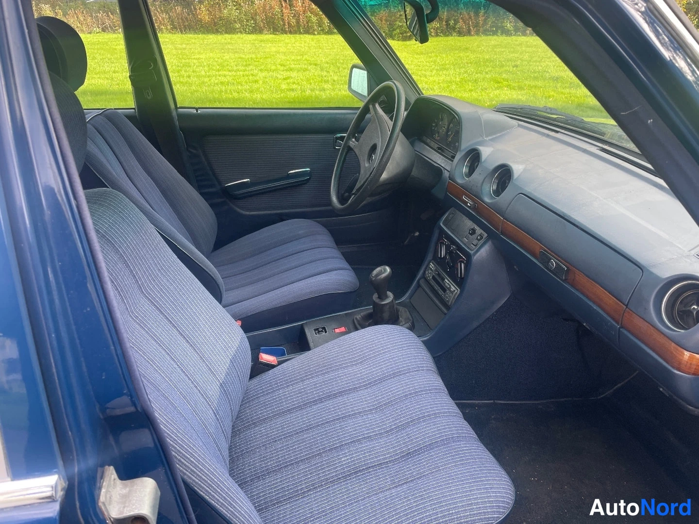 Sininen Mercedes-Benz 200 1984, etuistuimet, kuva 7