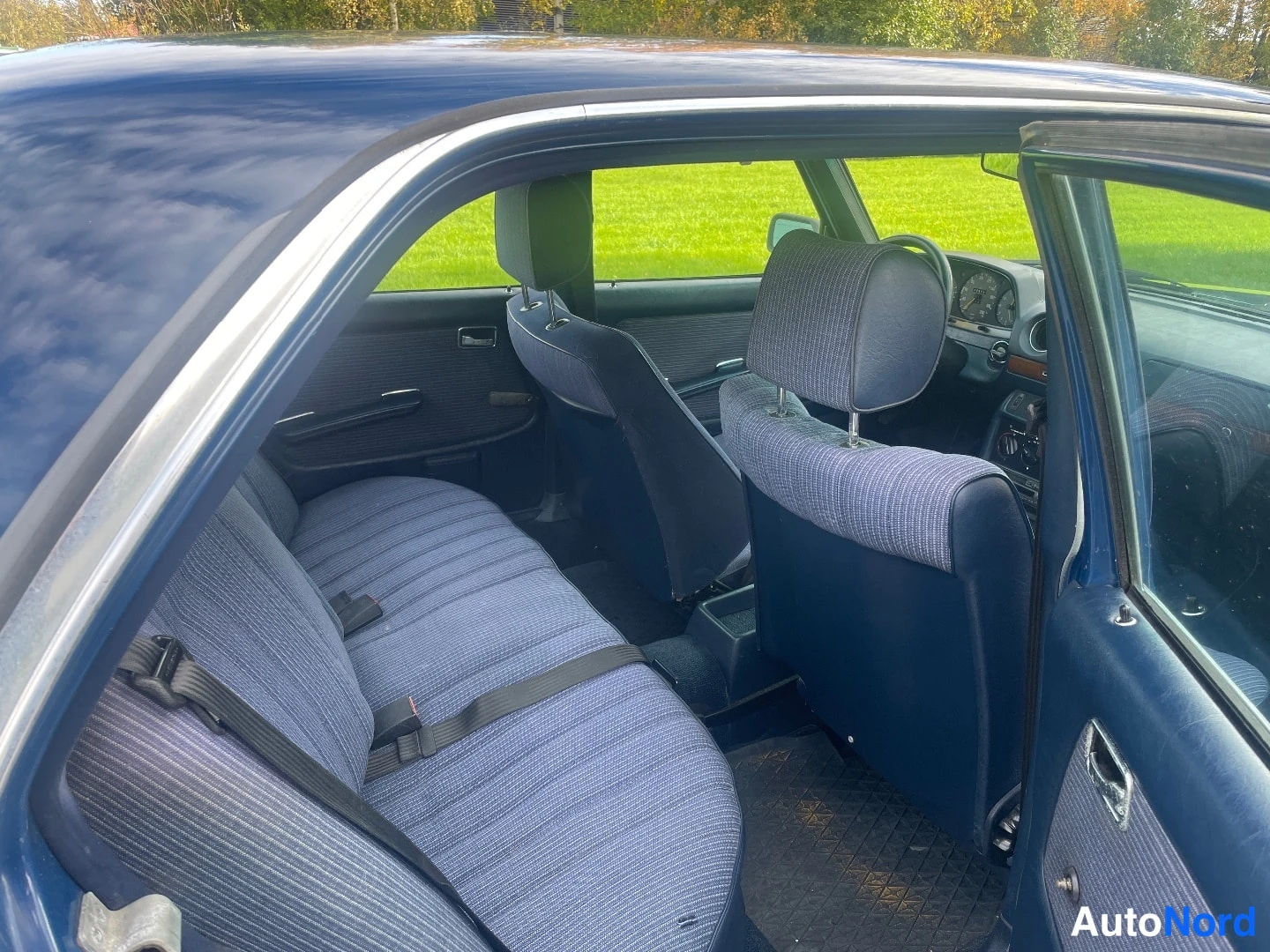 Sininen Mercedes-Benz 200 1984, takaistuimet, kuva 8