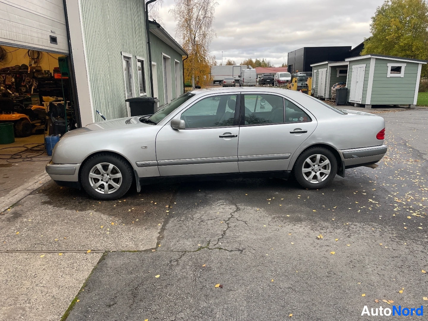 Harmaa Mercedes-Benz 290 1997, sivulta, kuva 3