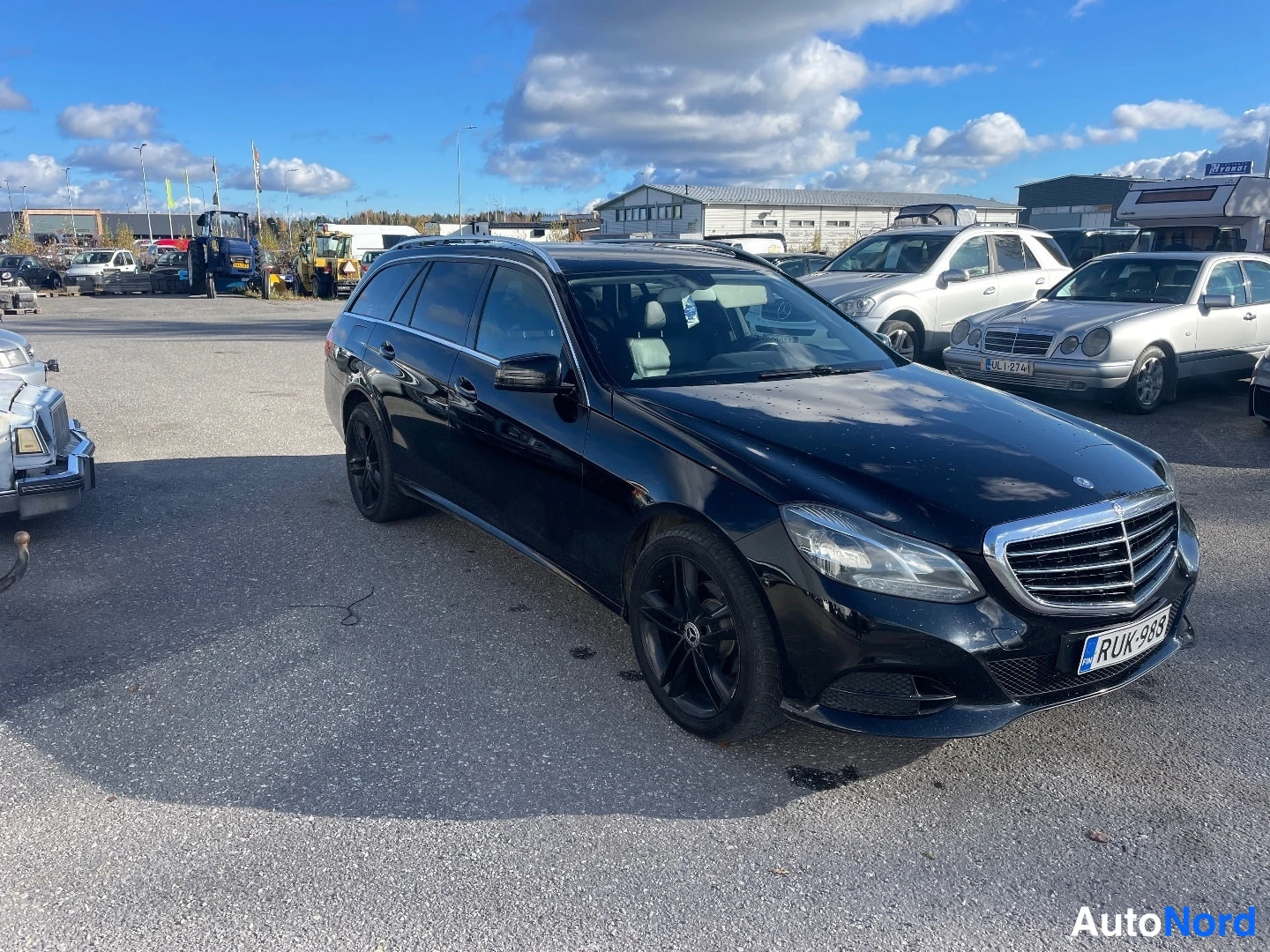 Musta Mercedes-Benz E 220 d 2016, etuviisto, keula oikealle, kuva 2
