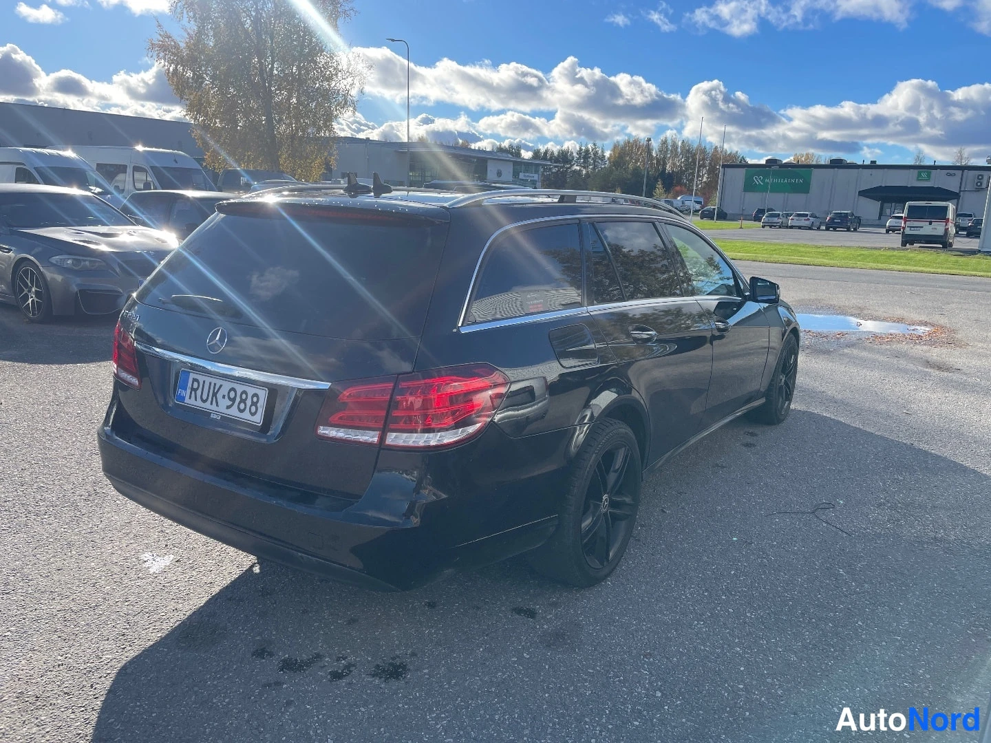 Musta Mercedes-Benz E 220 d 2016, takaviisto, kuva 4