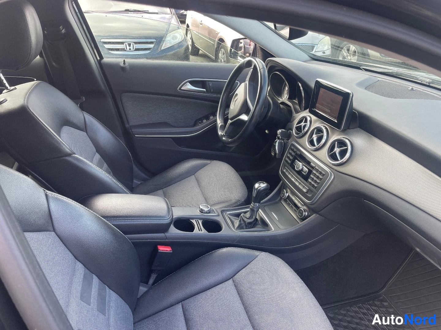 Musta Mercedes-Benz GLA CDI 2014, ohjaamo, kuva 6