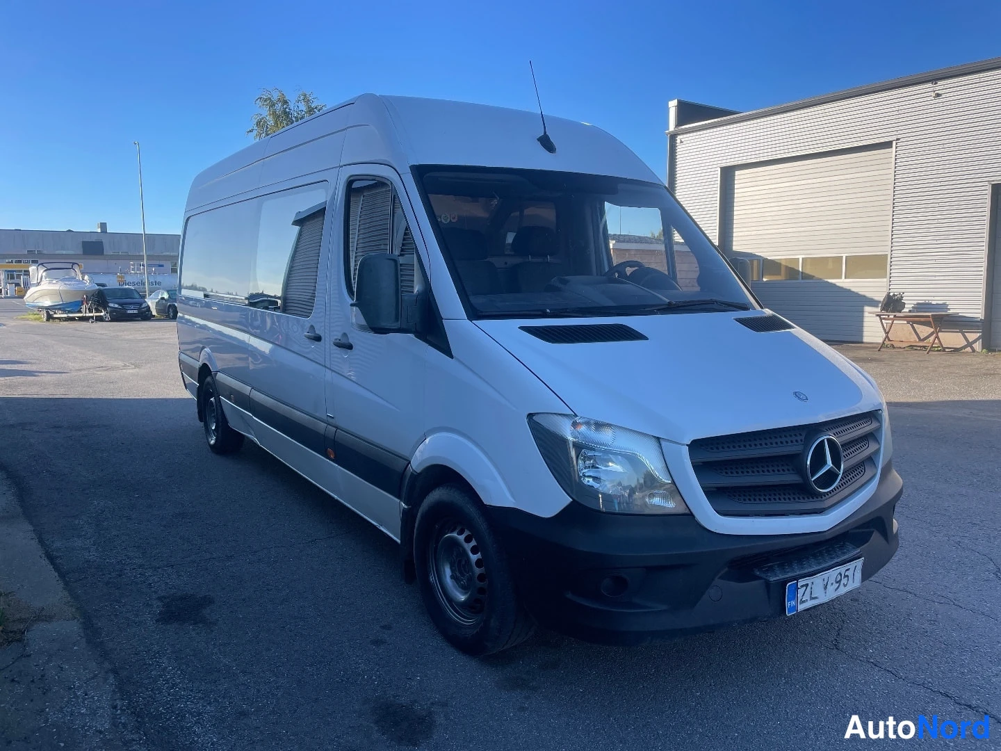 Valkoinen Mercedes-Benz Sprinter 314 CDI 2018, etuviisto, keula oikealle, kuva 2