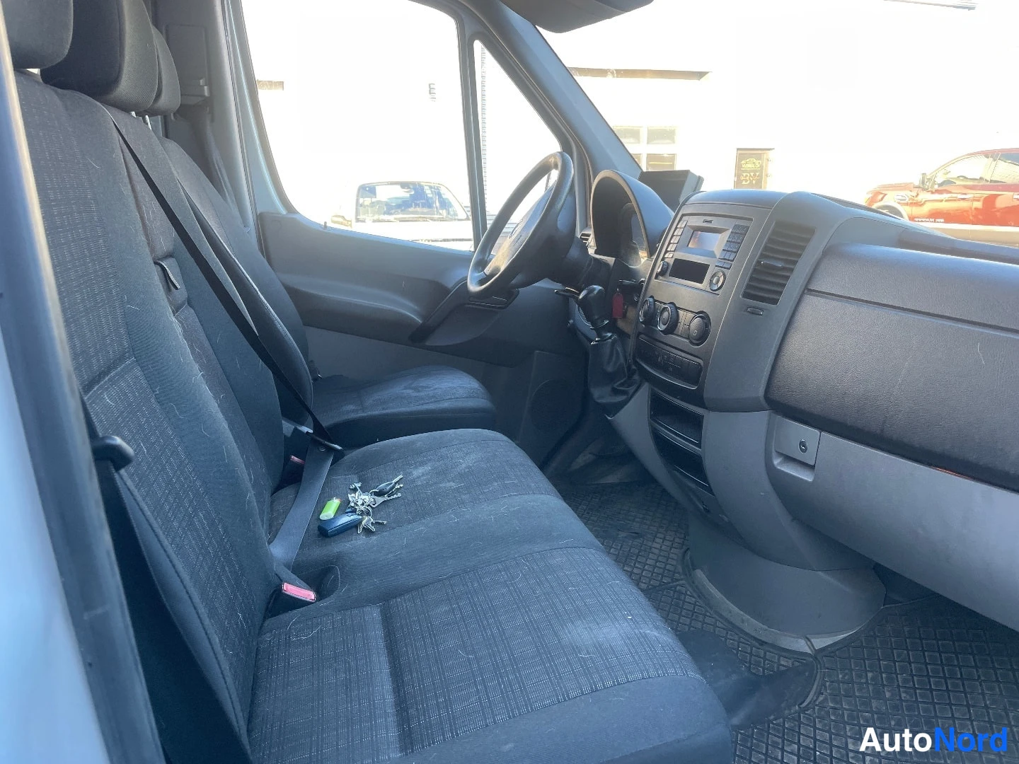 Valkoinen Mercedes-Benz Sprinter 314 CDI 2018, ohjaamo, kuva 5