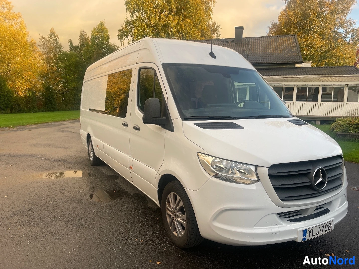 Valkoinen Mercedes-Benz Sprinter 2020, etuviisto, keula oikealle, kuva 2