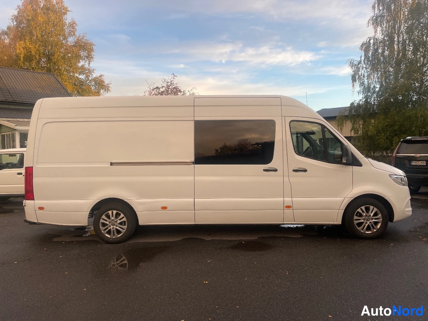 Valkoinen Mercedes-Benz Sprinter 2020, sivulta, kuva 3