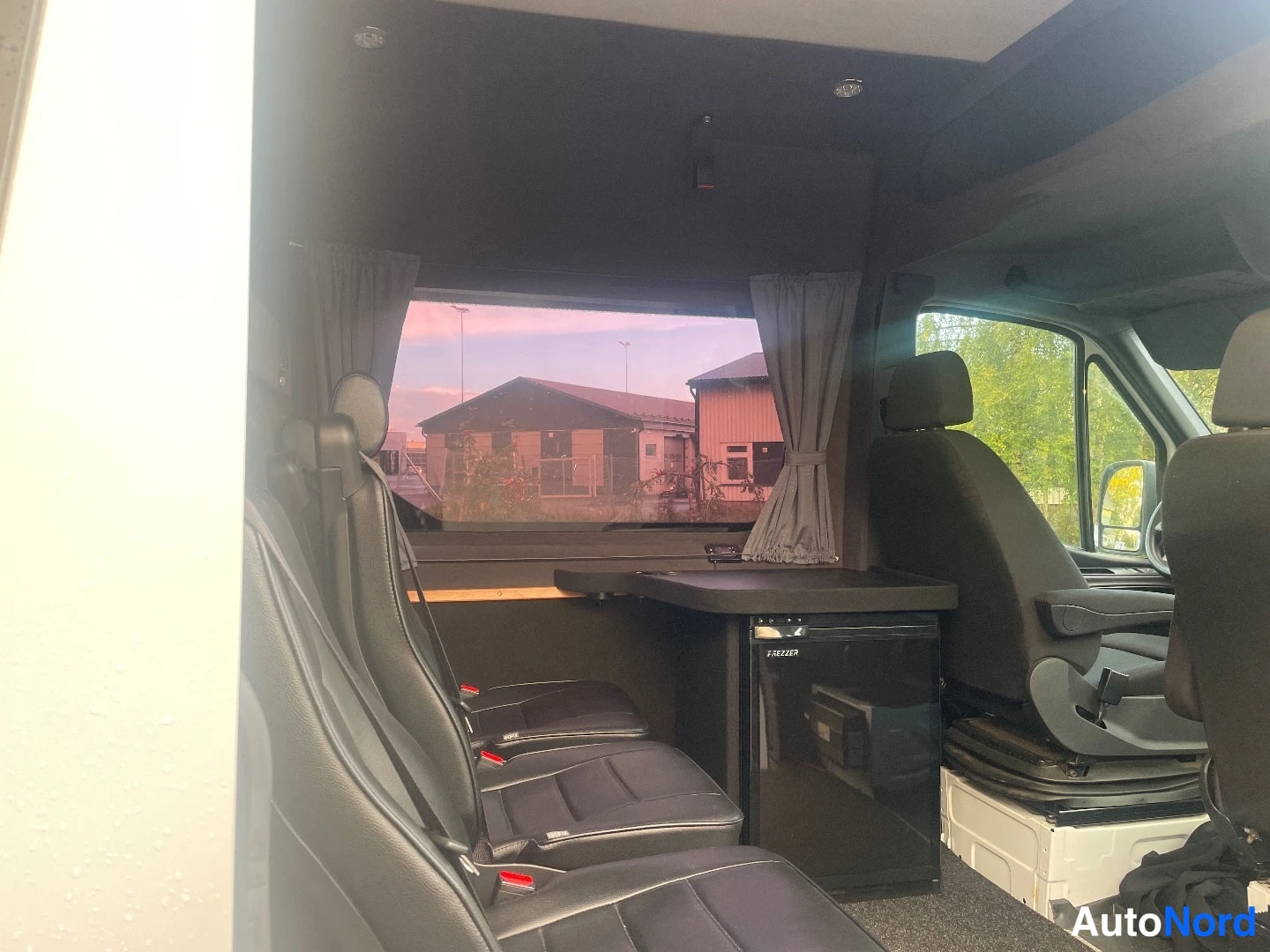 Valkoinen Mercedes-Benz Sprinter 2020, takaistuimet, kuva 9